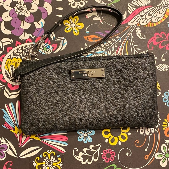 Michael Kors Handbags - Michael Kors Jet Set Item Medium Wristlet